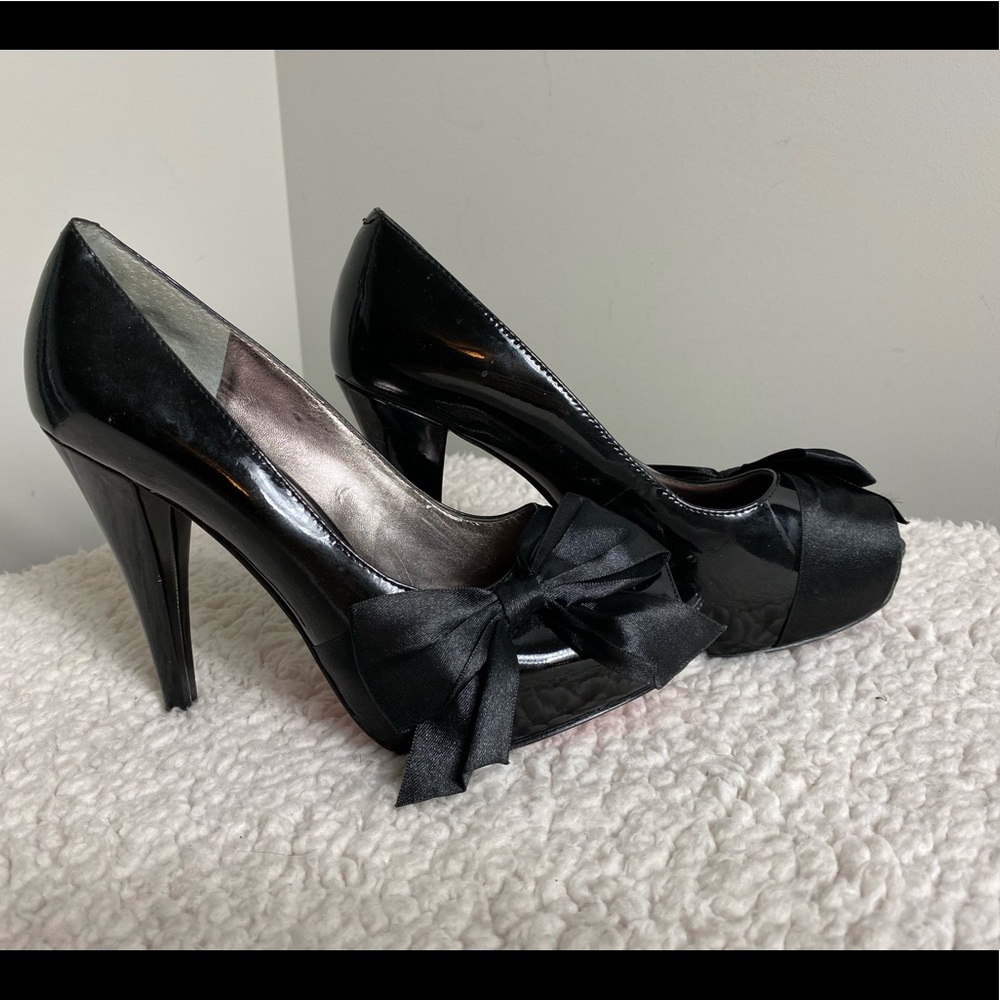 ❤️ Paris Hilton black bow peep toe pumps 6